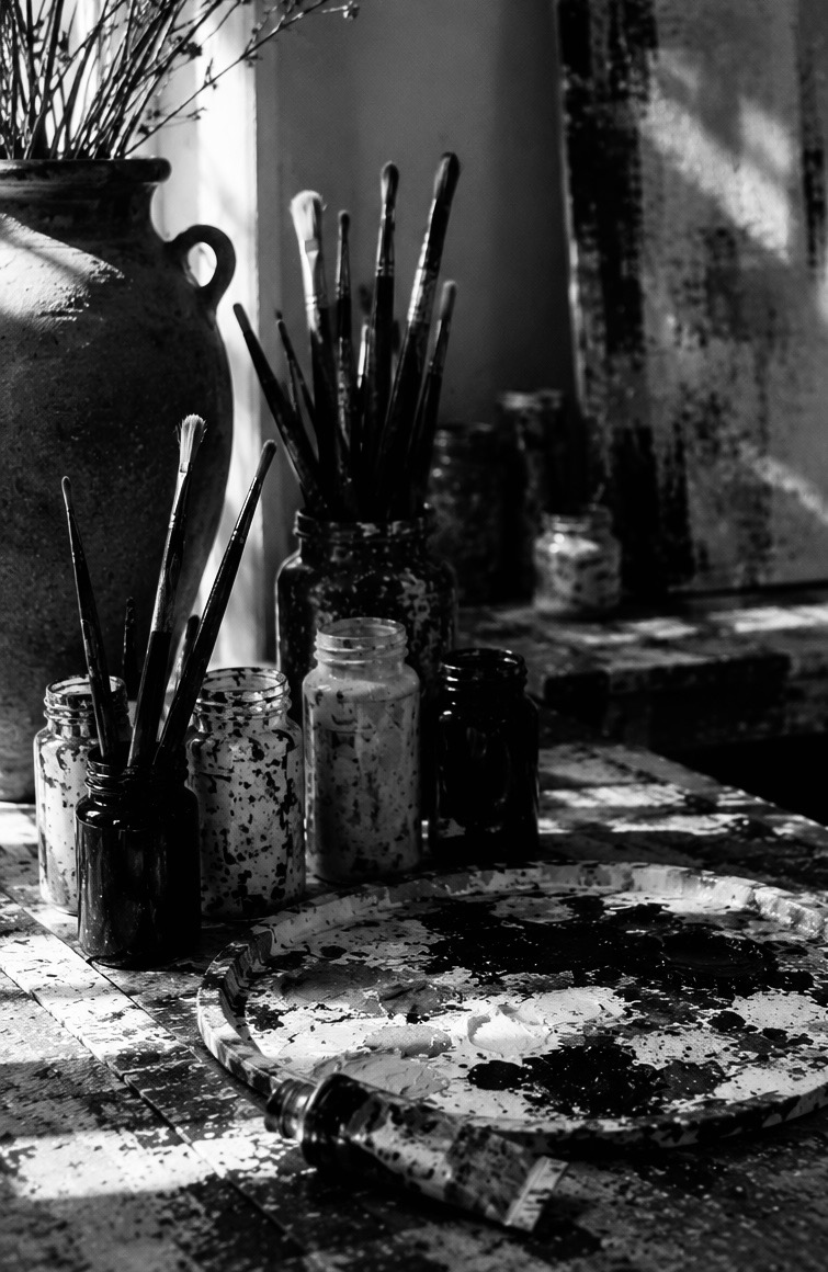 Pinceaux et pots, lumière d'atelier